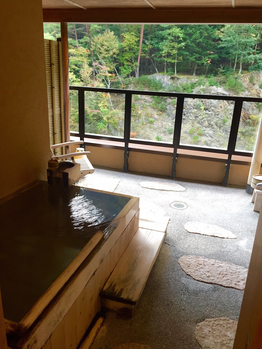 慶雲館房間內的露天溫泉浴池