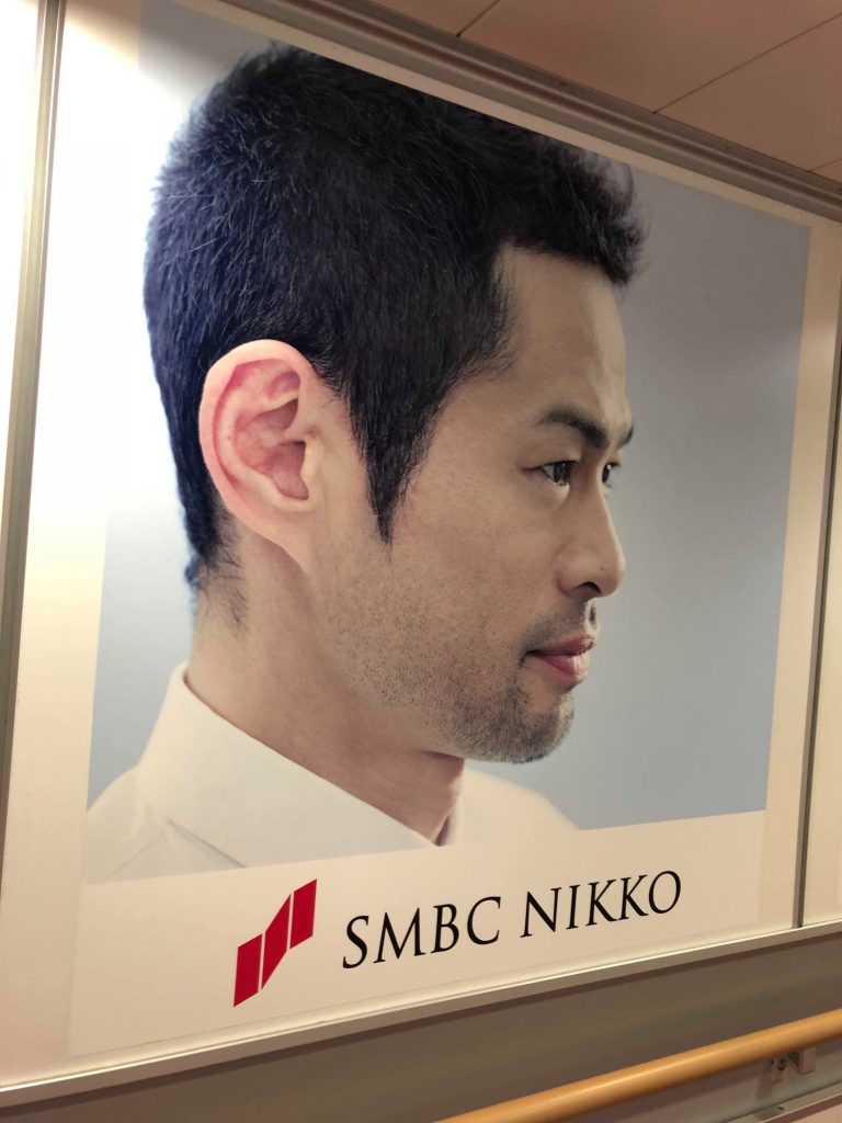 成田機場飛機聯通道的「鈴木一朗」廣告看板