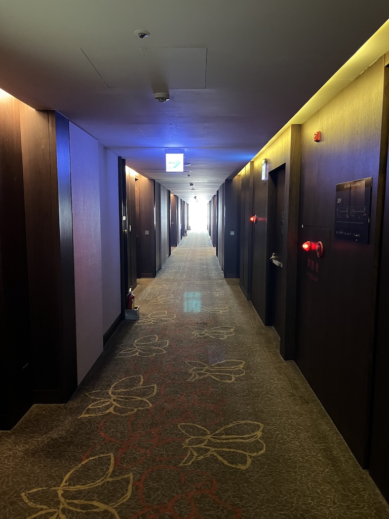 飯店房間外的走廊