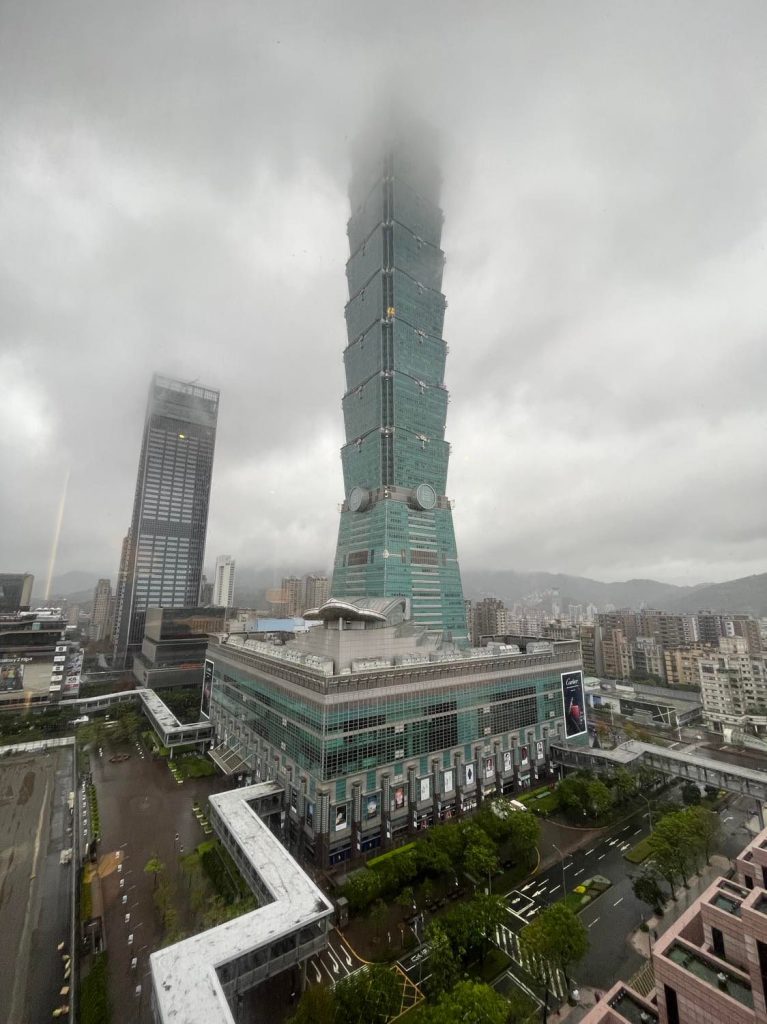 雲霧中的台北101大樓