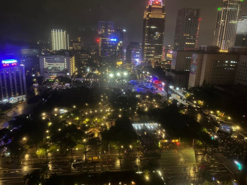 不如往年熱鬧的台北市政府前廣場
